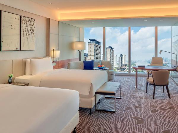 InterContinental Guangzhou Exhibition Center, an IHG Hotel - Free shuttle between hotel and Exhibition Center during Canton Fair & Exhibitor registration Counter : photo 2 de la chambre premium twin room with canton tower view