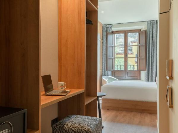 Toc Hostel Granada : photo 9 de la chambre chambre double avec salle de bains privative