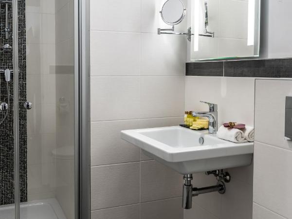 Hotel Julian : photo 3 de la chambre chambre double ou lits jumeaux avec parking