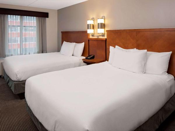 Hyatt Place Pittsburgh North Shore : photo 1 de la chambre queen room with two queen beds, sofa bed and accessible tub