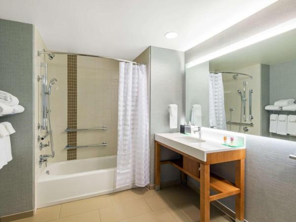 Hyatt Place Denver Downtown : photo 3 de la chambre chambre lit king-size avec baignoire accessible aux personnes à mobilité réduite