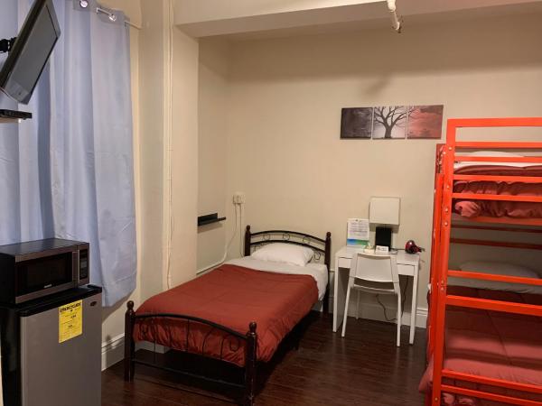 Orange Village Hostel : photo 6 de la chambre chambre triple avec salle de bains privative