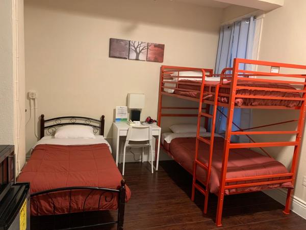 Orange Village Hostel : photo 5 de la chambre chambre triple avec salle de bains privative