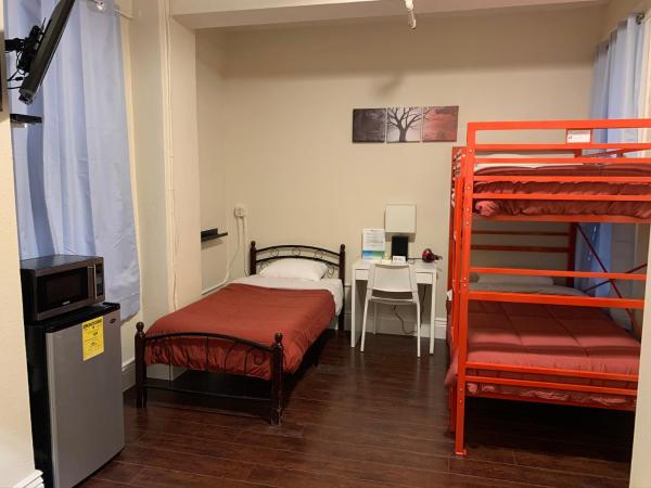 Orange Village Hostel : photo 4 de la chambre chambre triple avec salle de bains privative