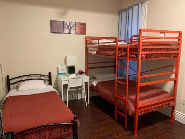 Orange Village Hostel : photo 1 de la chambre chambre triple avec salle de bains privative
