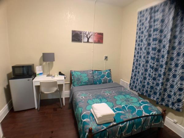 Orange Village Hostel : photo 2 de la chambre chambre double avec salle de bains commune
