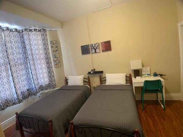 Orange Village Hostel : photo 7 de la chambre chambre lits jumeaux avec douche 
