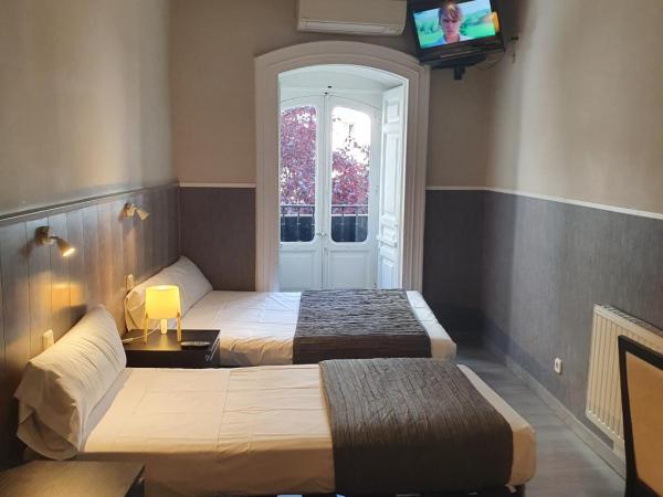 CH Plaza D'Ort Rooms IV : photo 2 de la chambre chambre double avec lit d'appoint