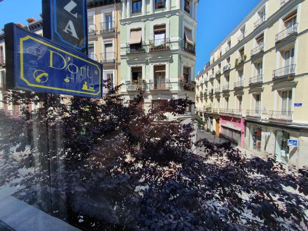 CH Plaza D'Ort Rooms IV : photo 3 de la chambre chambre familiale avec balcon et salle de bains commune