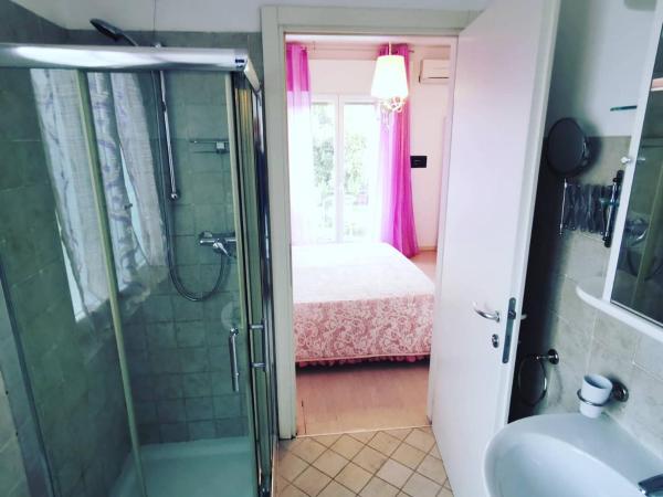 Ai Giardini Rooms : photo 9 de la chambre chambre double avec salle de bains privative