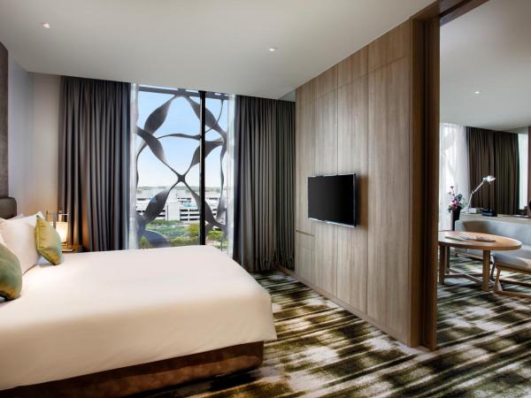 Crowne Plaza Changi Airport, an IHG Hotel : photo 1 de la chambre suite junior lit king-size - accès au salon