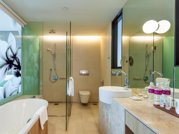 Crowne Plaza Changi Airport, an IHG Hotel : photo 3 de la chambre chambre lits jumeaux premium avec accès au salon