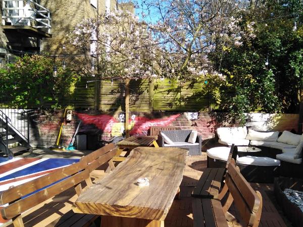 Saint James Backpackers : photo 5 de la chambre chambre lits jumeaux avec salle de bains commune