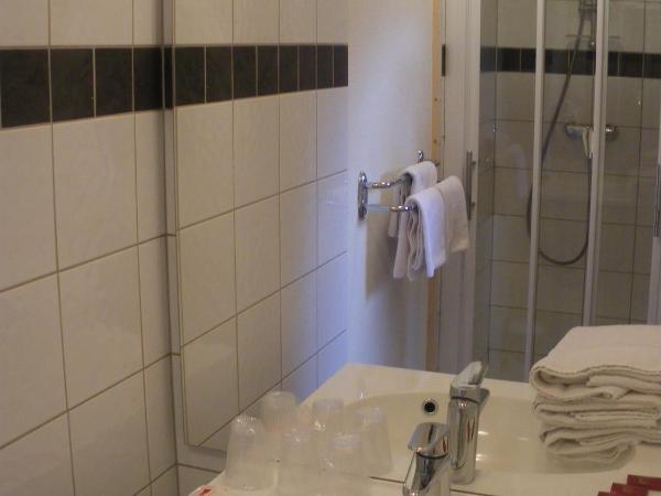 Hotel Le Grand Tetras : photo 5 de la chambre chambre triple avec lits simples