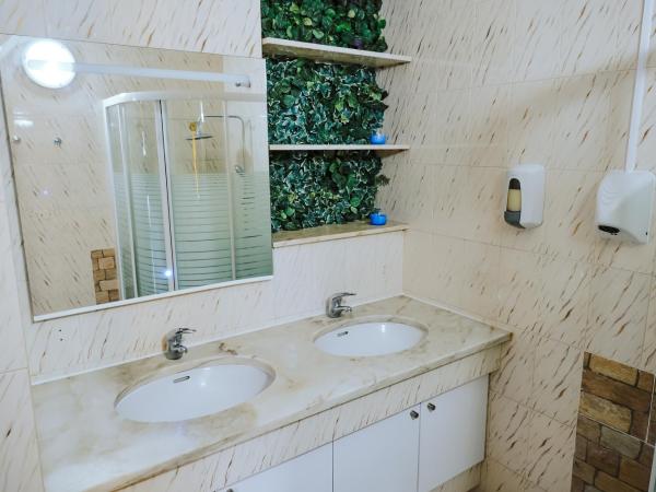 Help Yourself Hostels - Restelo : photo 3 de la chambre chambre familiale standard