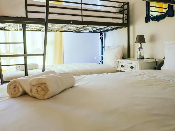 Help Yourself Hostels - Restelo : photo 9 de la chambre chambre familiale standard