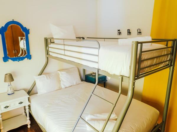 Help Yourself Hostels - Restelo : photo 7 de la chambre chambre familiale standard