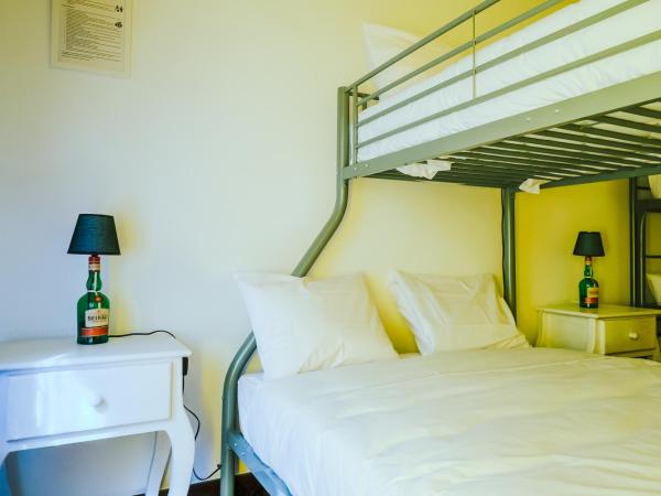 Help Yourself Hostels - Restelo : photo 10 de la chambre chambre familiale standard
