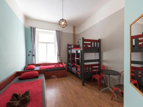 Hostel Elf : photo 1 de la chambre chambre quadruple avec salle de bains commune