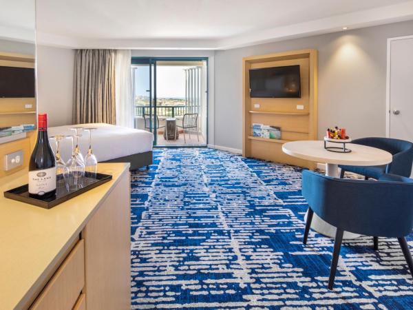 Crowne Plaza Sydney Coogee Beach, an IHG Hotel : photo 3 de la chambre suite lit king-size supérieure avec balcon - vue sur océan