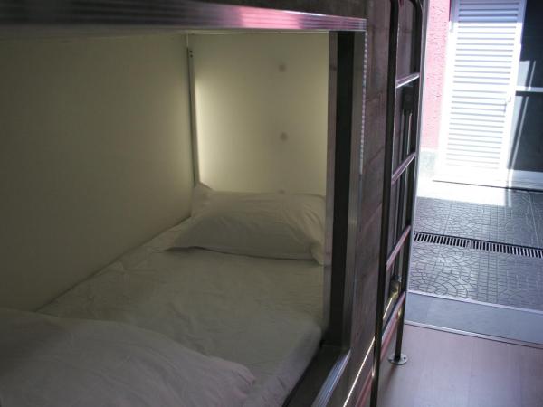 Viva Hostel Design : photo 2 de la chambre chambre quadruple avec salle de bains privative