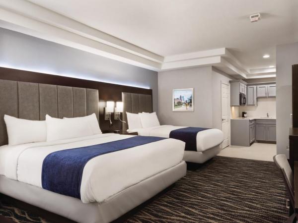 Days Inn & Suites by Wyndham Houston Hobby Airport : photo 1 de la chambre suite 1 lit king-size et 1 lit double avec cuisine complète - non-fumeurs