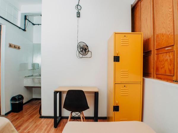 Hostel Mundo Joven Catedral : photo 4 de la chambre chambre lits jumeaux avec salle de bains privative