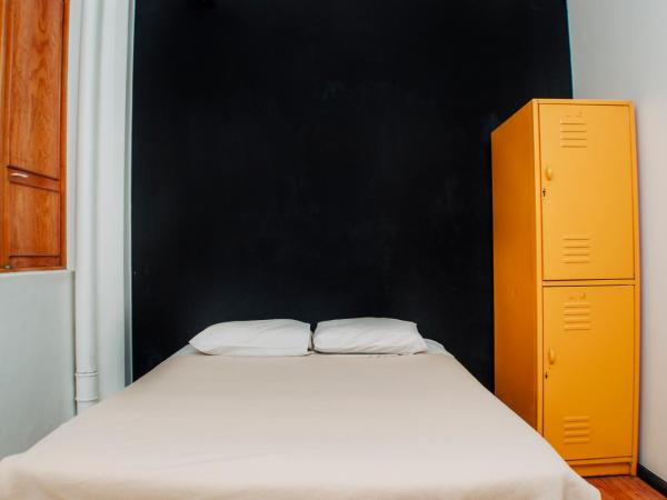 Hostel Mundo Joven Catedral : photo 4 de la chambre chambre double avec salle de bains commune