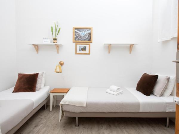 CasaNova Guest House : photo 2 de la chambre chambre lits jumeaux Économique avec salle de bains commune