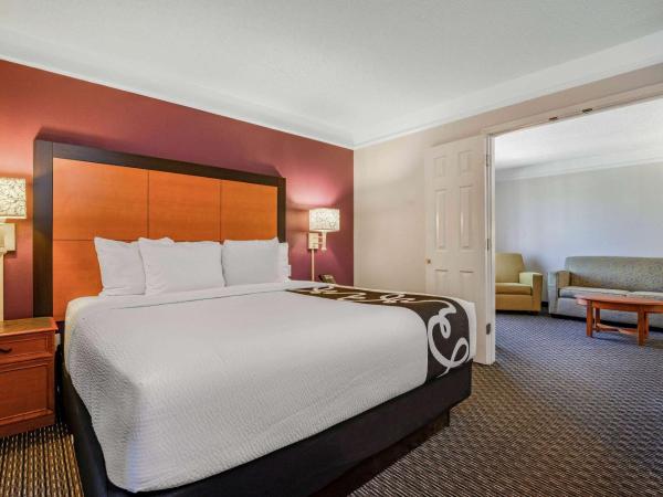 La Quinta by Wyndham Myrtle Beach Broadway Area : photo 1 de la chambre suite lit king-size