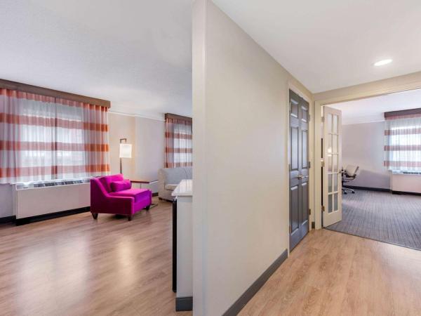 La Quinta by Wyndham New Orleans Downtown : photo 6 de la chambre suite lit king-size deluxe avec canapé-lit