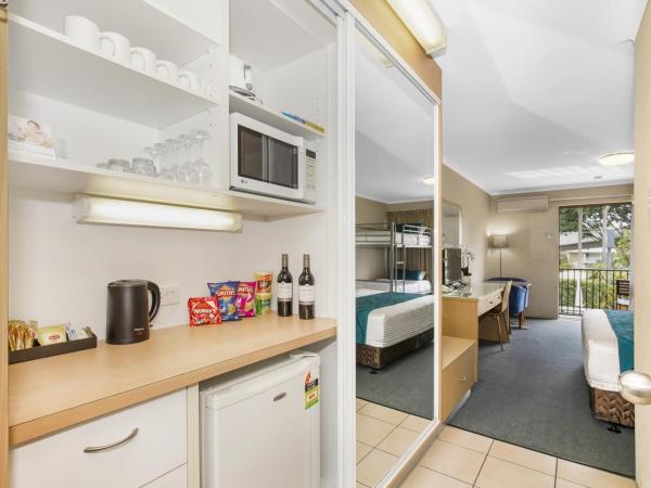 Best Western Airport 85 Motel : photo 4 de la chambre chambre standard avec 1 lit king-size et 3 lits simples