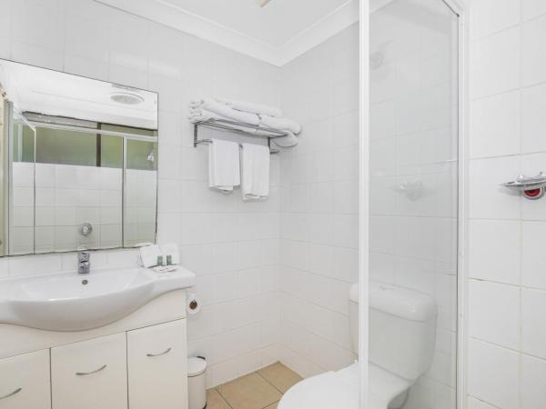 Best Western Airport 85 Motel : photo 7 de la chambre chambre standard avec 1 lit king-size et 3 lits simples