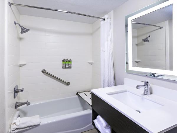 Holiday Inn Express New Orleans East, an IHG Hotel : photo 4 de la chambre standard two queens room - mobility accessible tub