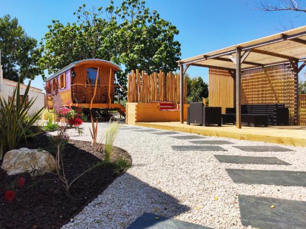 Logis Le Nid du Pont de Gau : photo 2 de la chambre roulotte avec terrasse et climatisation