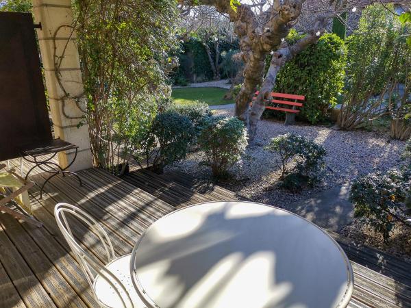 Hôtel Sous les Figuiers - Piscine, parking, centre ville : photo 3 de la chambre chambre triple avec terrasse