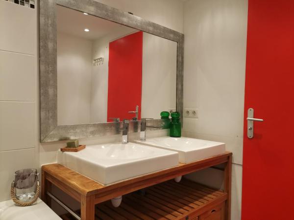 Cassis Hostel : photo 4 de la chambre chambre double standard avec salle de bains commune