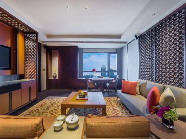 Regent Chongqing - Complimentary 1st round mini bar daily : photo 9 de la chambre one-bedroom suite lounge access