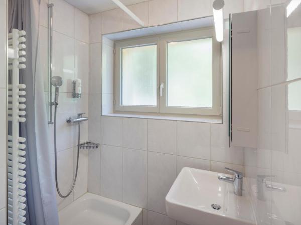 Crans-Montana Youth Hostel : photo 5 de la chambre chambre simple avec salle de bains privative