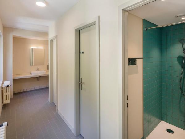 Crans-Montana Youth Hostel : photo 1 de la chambre chambre quadruple avec salle de bains commune