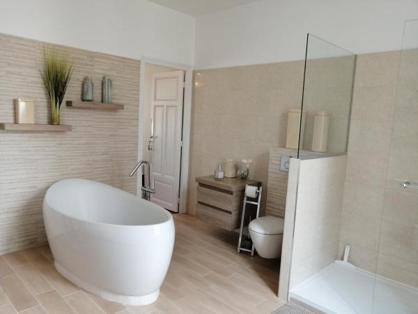 Chambres d'Hôtes Côté Parc-Côté Jardin avec parking privé gratuit : photo 3 de la chambre chambre double supérieure avec baignoire