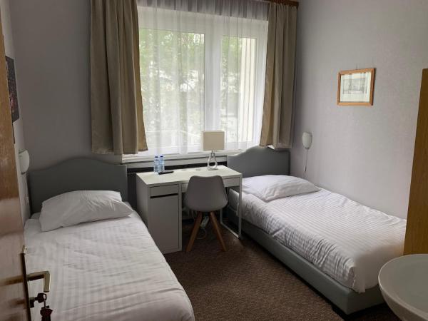 Hotel Berg : photo 3 de la chambre chambre double ou lits jumeaux avec salle de bains commune