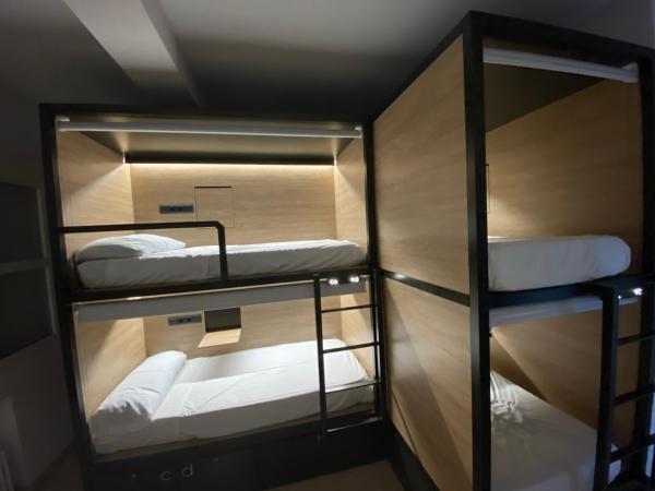 Madrid Motion Hostels : photo 2 de la chambre lit dans dortoir mixte de 4 lits avec salle de bains privée