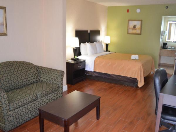Quality Inn & Suites Orlando Airport : photo 4 de la chambre suite 1 chambre lit queen-size avec canapé-lit - non-fumeurs
