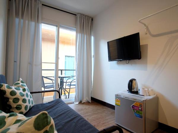 Resort V - MRT Huai Khwang : photo 5 de la chambre chambre simple avec balcon