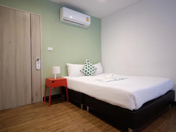 Resort V - MRT Huai Khwang : photo 4 de la chambre chambre simple avec balcon