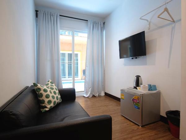 Resort V - MRT Huai Khwang : photo 4 de la chambre chambre simple - vue sur piscine