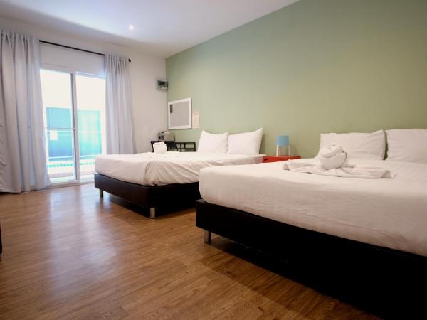 Resort V - MRT Huai Khwang : photo 1 de la chambre chambre triple - vue sur la piscine