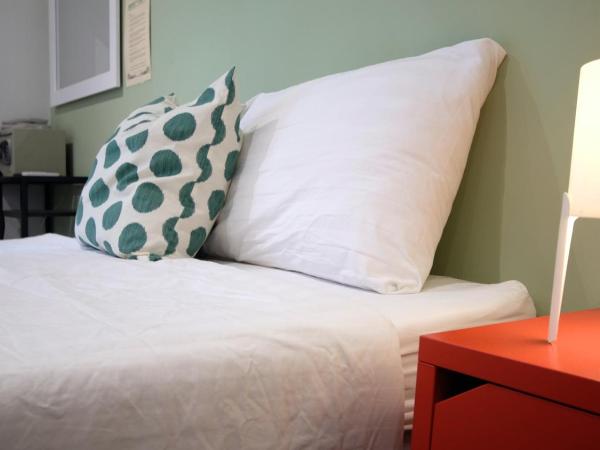 Resort V - MRT Huai Khwang : photo 2 de la chambre chambre familiale standard