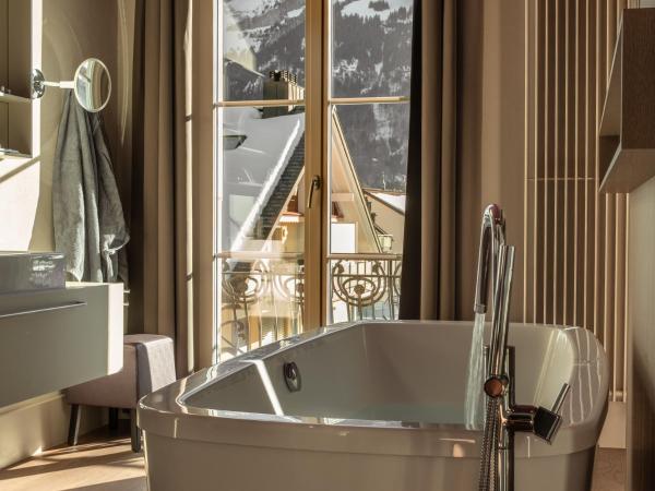 Bellevue-Terminus - Urban Lifestyle Hotel : photo 1 de la chambre hébergement avec très grand balcon